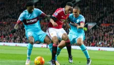 Martial intenta evadir de los jugadores del West Ham United