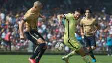 Verón disputa el balón con Oribe Peralta