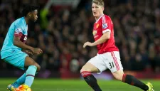 Bastian Schweinsteiger disputa un esférico