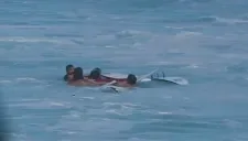 Momento en que los surfistas rescatan a Geiselmann