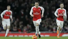 Özil corre por el esférico en juego del Arsenal