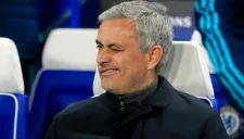 Mourinho sonríe en partido de Chelsea