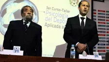 El doctor Octavio Rivas Solis, durante un curso taller en la Femexfut