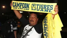 Vendedor, con la bufanda de Tigres Campeón