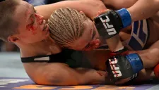 VanZant intenta zafarse de un mataleón de Namajunas