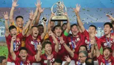 Elementos del Guangzhou Evergrande festejan el título