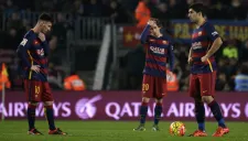 Jugadores del Barcelona lamentan un gol en contra