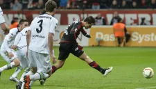 Chicharito dispara para conseguir un gol