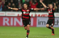 Chicharito celebra un gol con Bayer Leverkusen