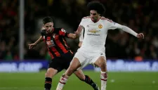 Fellaini pelea el balón en Dean Court