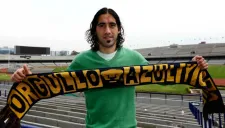 Britos posa con la bufanda de Pumas para sesión de fotos