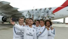 Los jugadores del Real Madrid se toman una selfie cerca del avión