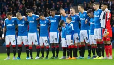 Futbolistas de Rangers durante el minuto de silencio