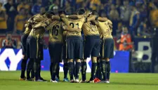 Futbolistas de Pumas conversan antes de la Ida