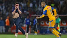 El espontáneo pasa junto a Guido Pizarro