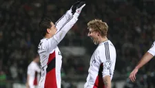 Chicharito se abraza con Kiessling tras anotar en la DFB Pokal