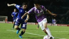 David Andrade conduce el balón en juego contra Puebla