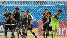 Los jugadores de Méxco celebran al termino del partido contra Honduras