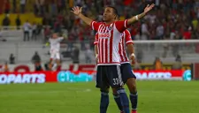 Marco Fabián celebra un gol con las Chivas