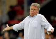 Guus Hiddink dirigiendo a la selección de Turquía contra Estonia