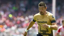 Dante López durante un partido con Pumas