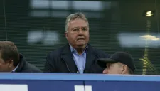 Guus Hiddink observando un partido de Chelsea