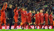 Los jugadores del Liverpool agradecen a su público