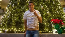 Hibert sonríe para RÉCORD frente a un árbol de Navidad