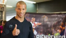 Carlos Sánchez en su arribo a Monterrey