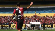Rafa Márquez saluda a la gente en el estadio Jalisco