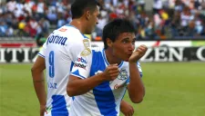 Alustiza celebrando una anotación con Puebla