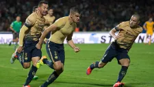 Alcoba festeja un gol contra Tigres