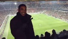 Marco Fabián observando un juego en Alemania