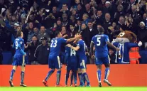 Jugadores del Leicester City festejan una anotación
