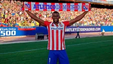 Jackson Martínez levanta una bufanda colchonera