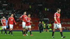 Los jugadores del Manchester United salen del terreno de juego