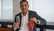 Marco Fabián posa con su copa y un ramo de uvas