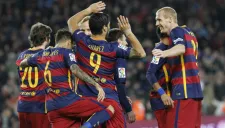 Jugadores del Barcelona festejan una anotación