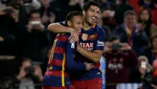 Luis Suárez y Neymar festejan un gol