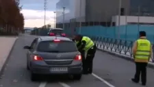 Policías platicando con James Rodríguez