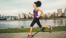 Una corredora realiza su entrenamiento