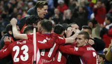 Jagadores de Atlético de Madrid festejan el gol de la victoria contra Levante
