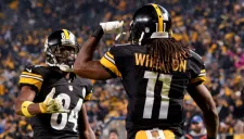 Antonio Brown celebra una anotación