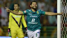Miguel Sabah festeja uno de sus goles con León