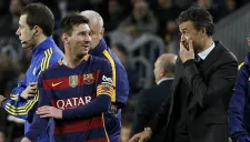 Messi dialoga con Luis Enrique durante un partido