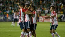 Jugadores de Chivas celebran un gol