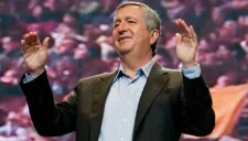 Jorge Vergara sonríe en conferencia de prensa