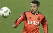 Saviola controla el balón en una práctica