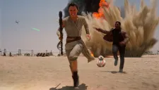 Rey, corriendo de los ataques enemigos en una escena de la película