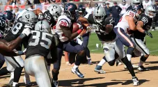 Defensivos de Oakland intentan parar a Houston